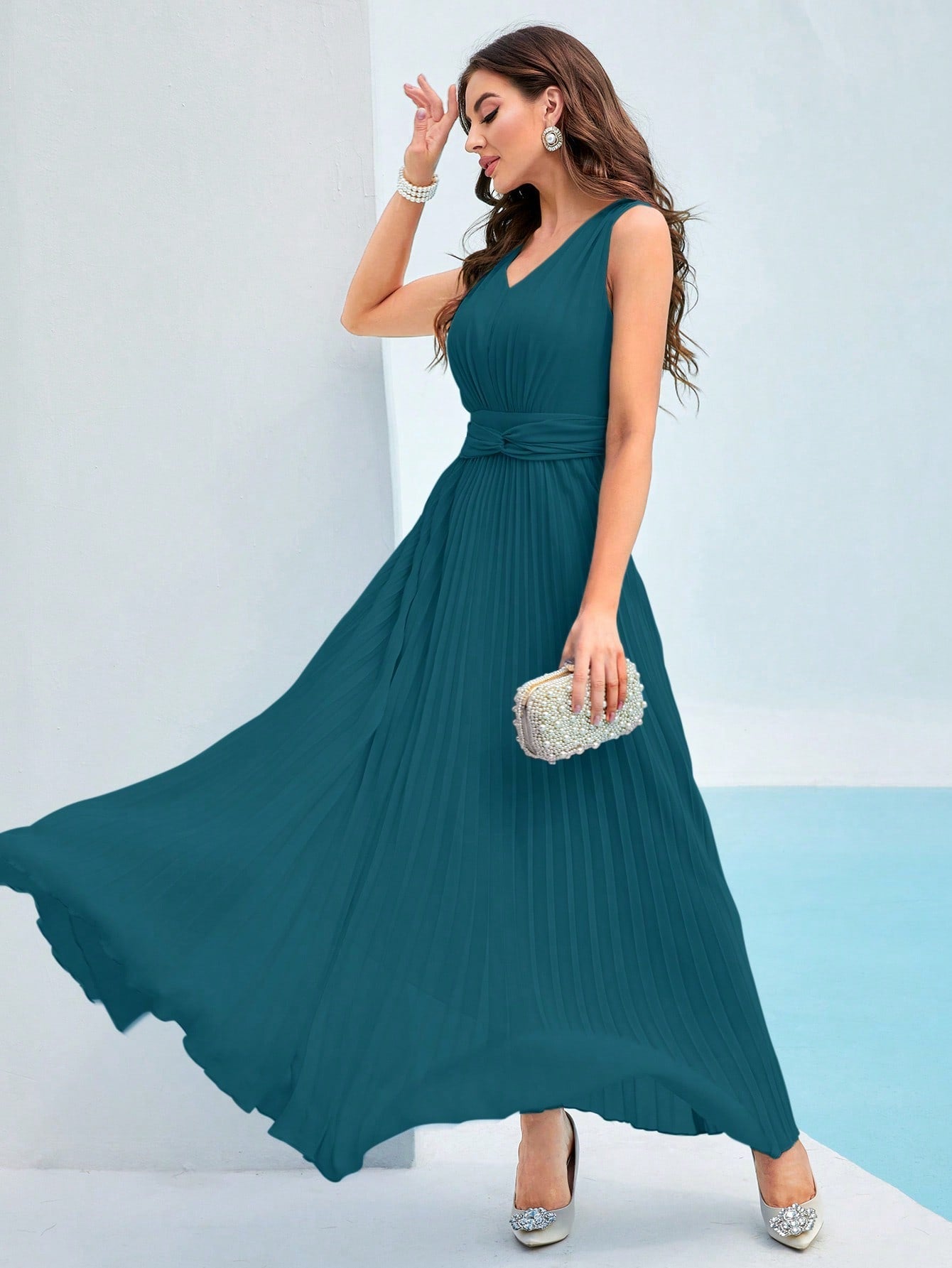 SHEIN Modely Solid Pleated Hem Dress