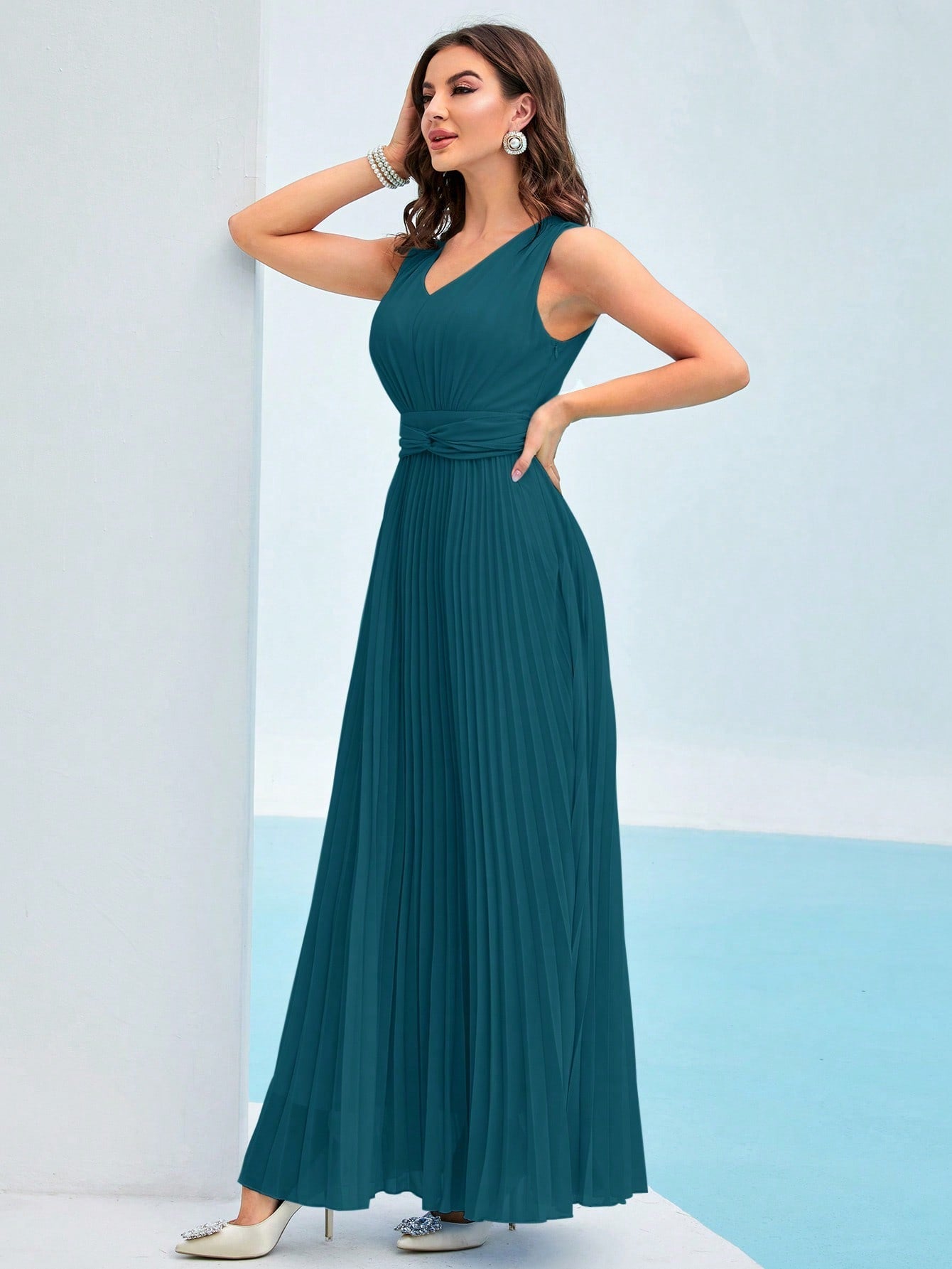 SHEIN Modely Solid Pleated Hem Dress