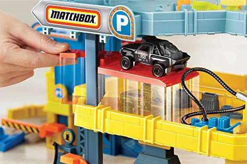 Matchbox Cars Playset, 4-Level Toy Garage & Tow Truck in 1:64 Scale, Kid-Powered Elevator, Car Repair Station & Spiral Ramp